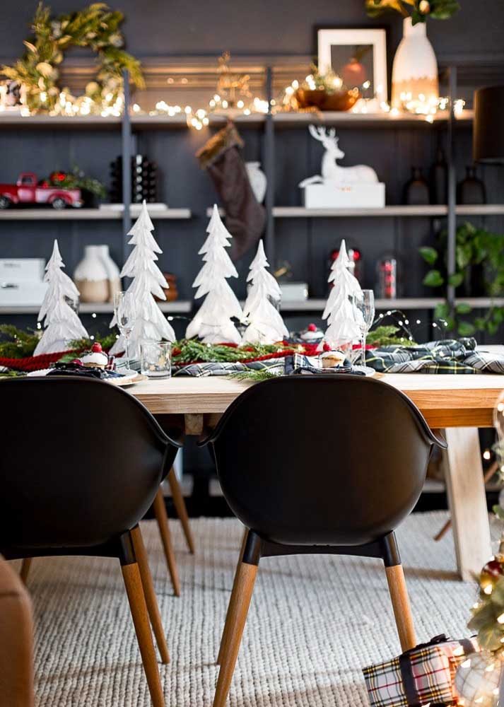 Pinheiros de papel para decorar a mesa de jantar da ceia natalina.
