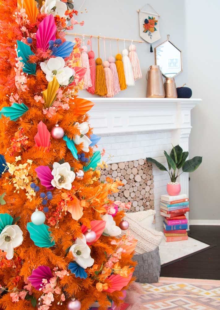 Pinheiro de Natal laranja para uma decoração bem chamativa.