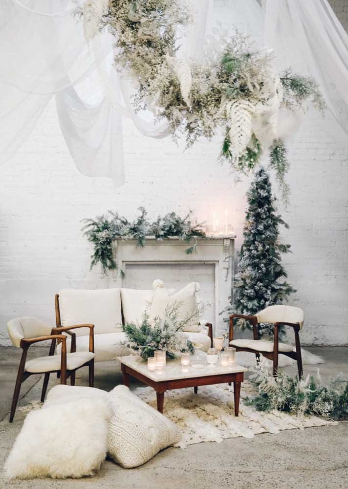 Decoração branca de Natal com pinheiro.