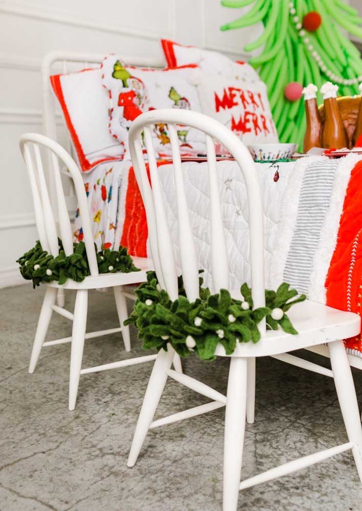 Até as cadeiras podem ser personalizadas com as cores de Natal.