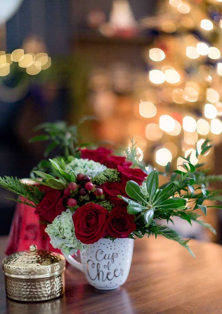Um simples vaso de rosa também ajuda na decoração natalina.