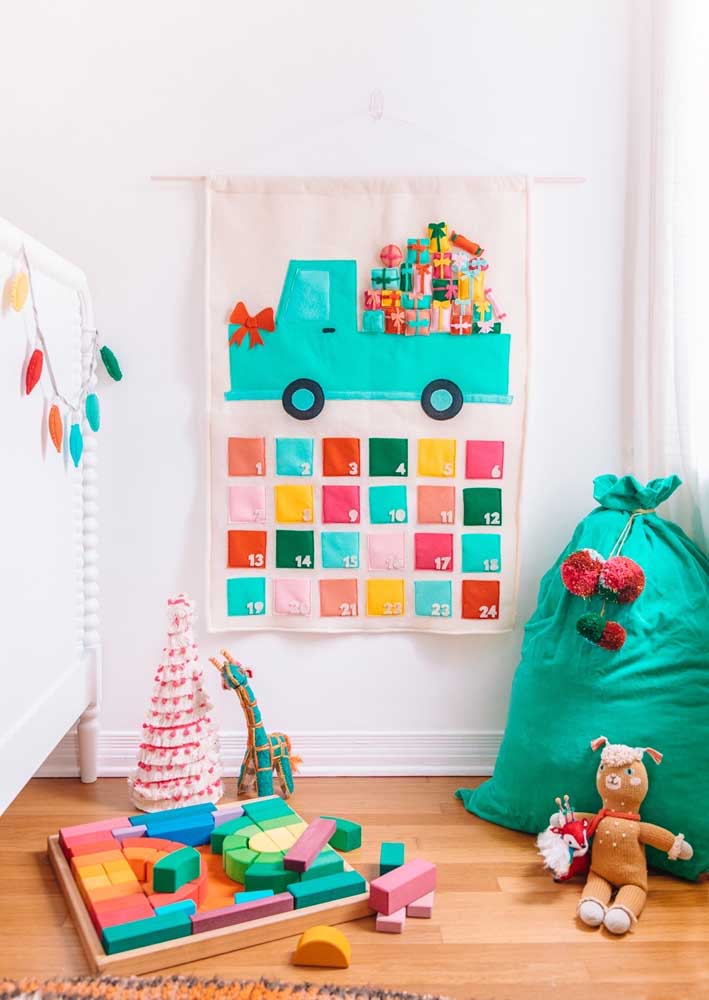 Calendário de tecido personalizado para a decoração natalina e saco de presentes do papai noel para quarto de bebê.
