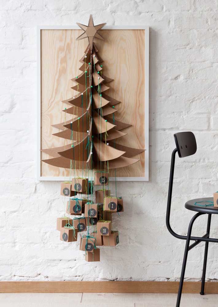 Árvore de Natal de parede 3D em modelo de madeira preso a quadro decorativo.
