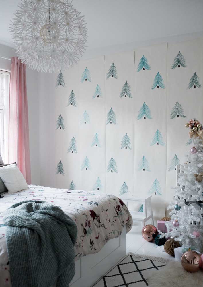 Árvore de Natal de parede decorada para quarto de casal.