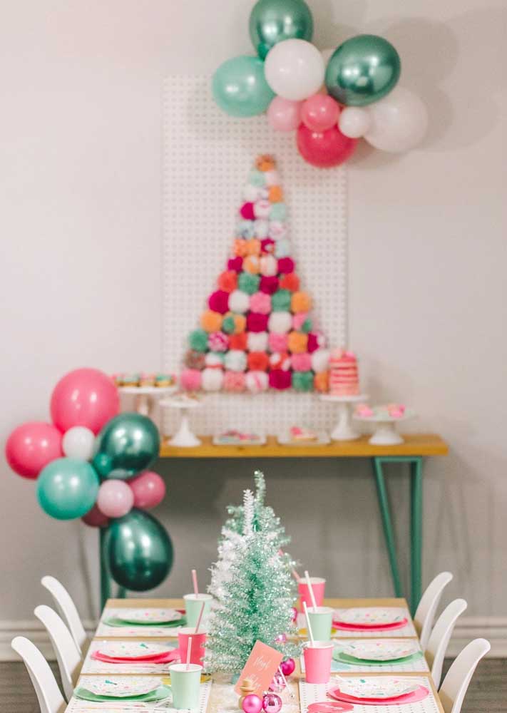 Painel de festa com árvore de Natal de pompons.