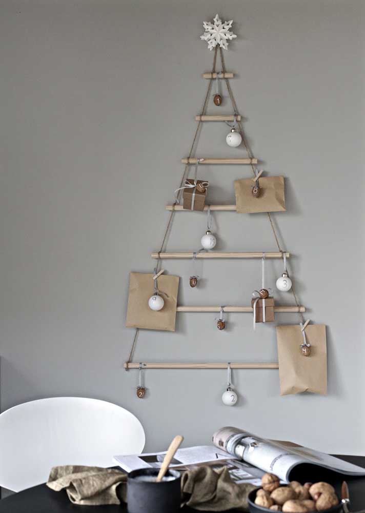 Árvore de Natal simples de barbante com madeira para pendurar na parede.