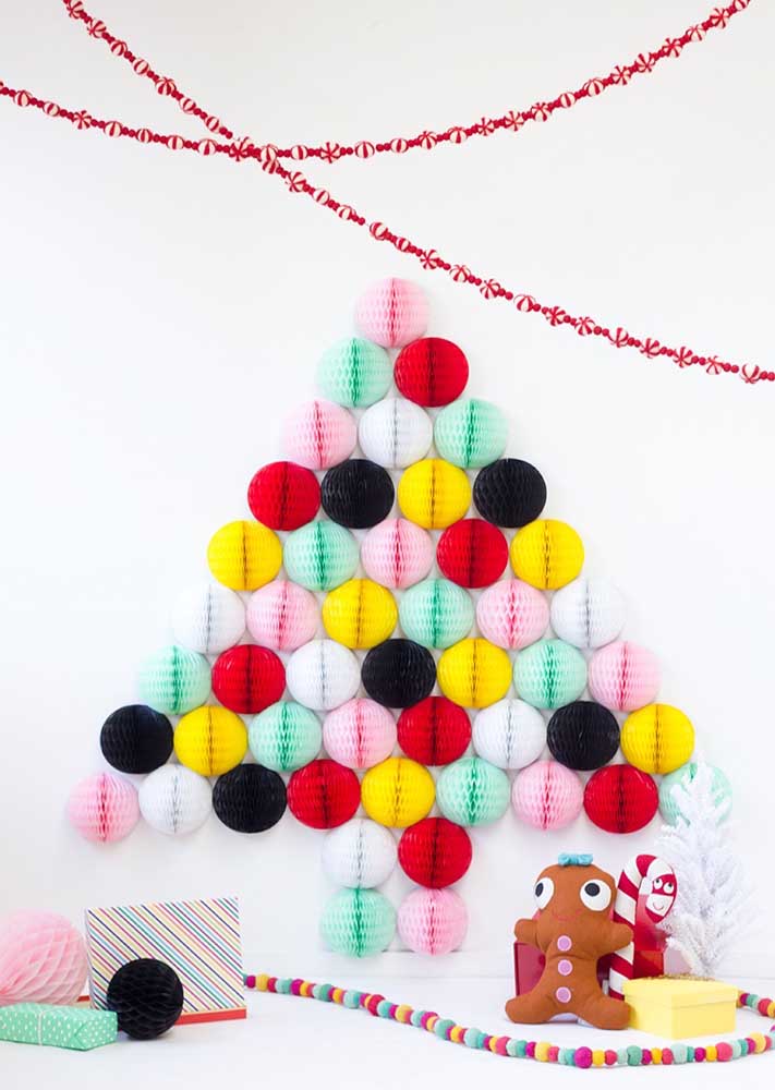 Uma super ideia de árvore de Natal feita com bolas de papel coloridas.