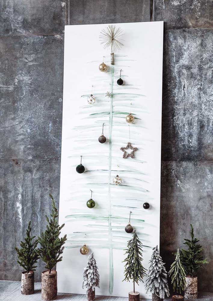 Árvore de Natal decorada belíssima para parede com acessórios.
