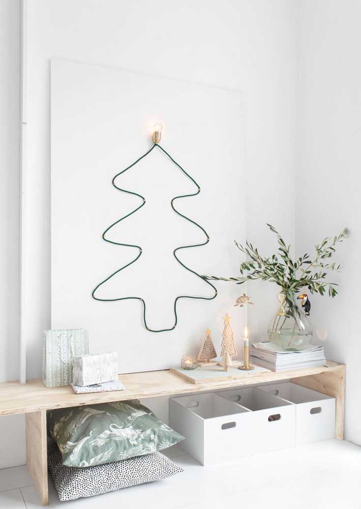 Árvore de Natal com fio verde de parede e lâmpada no topo: uma ideia super interessante.