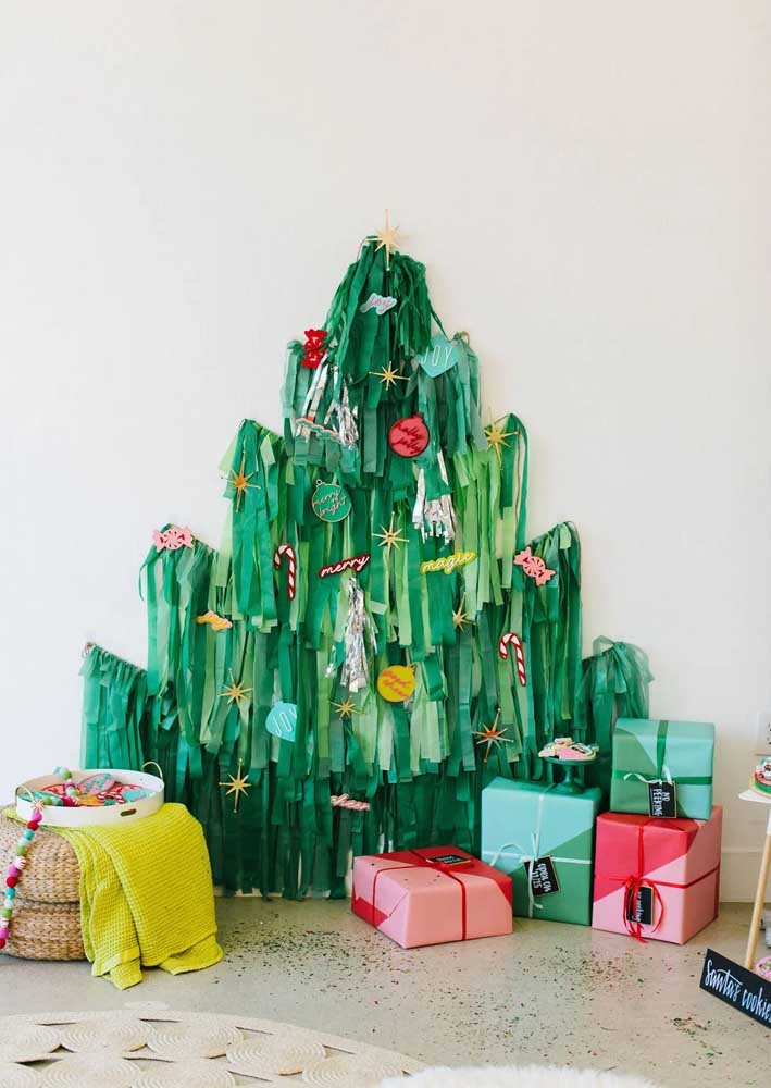Árvore de Natal baixa de parede para colocar os presentes e ainda gastar pouco na decoração.