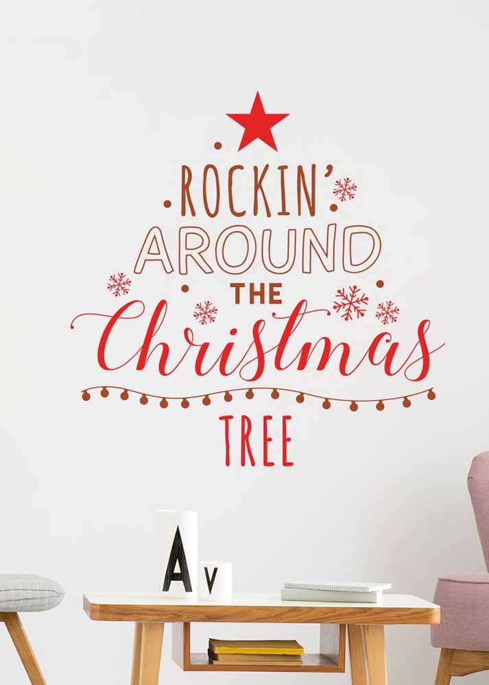 Árvore de Natal com adesivos criativos de mensagens.