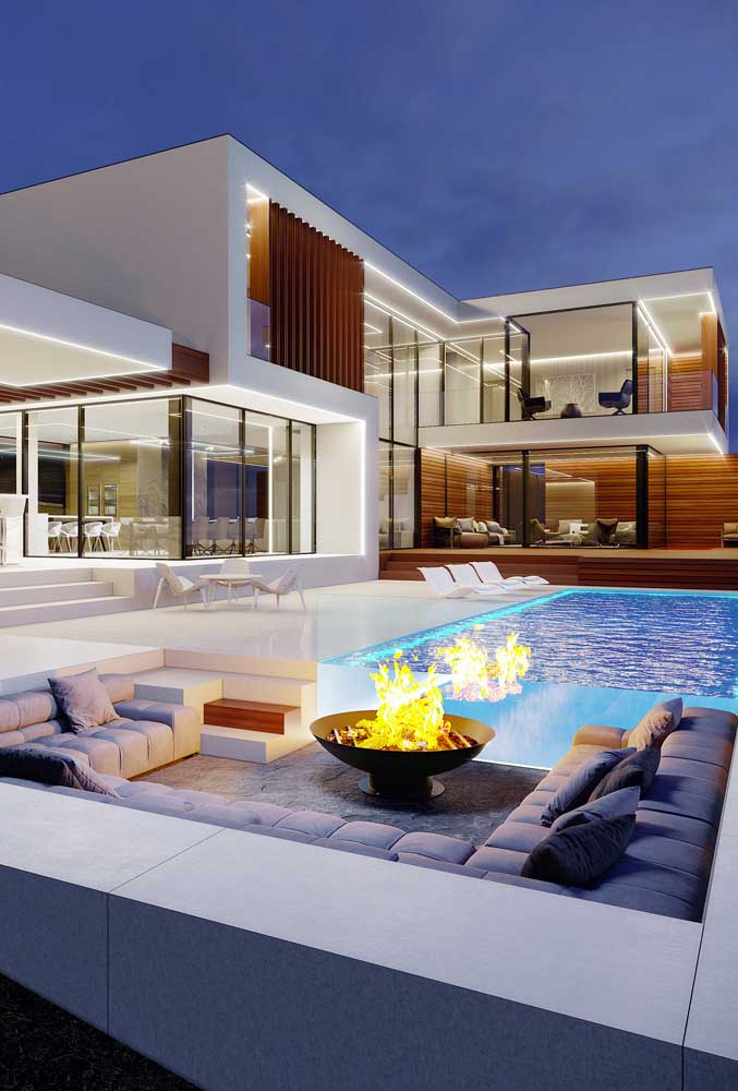 Área externa com piscina em casa linda e imponente.