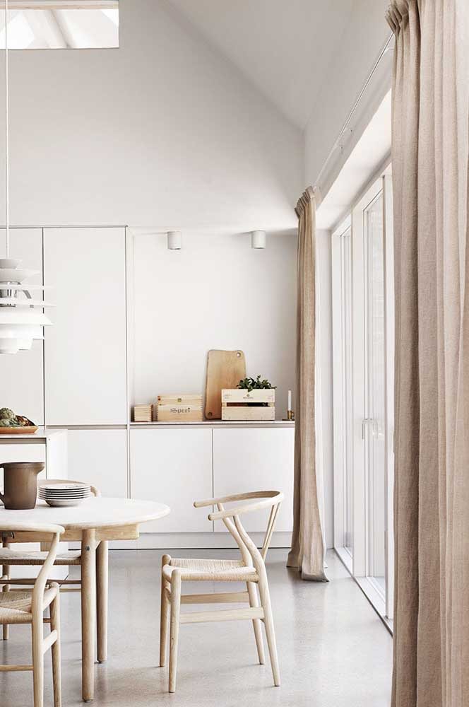 Cortina com tecido bege para uma cozinha branca com madeira clara.