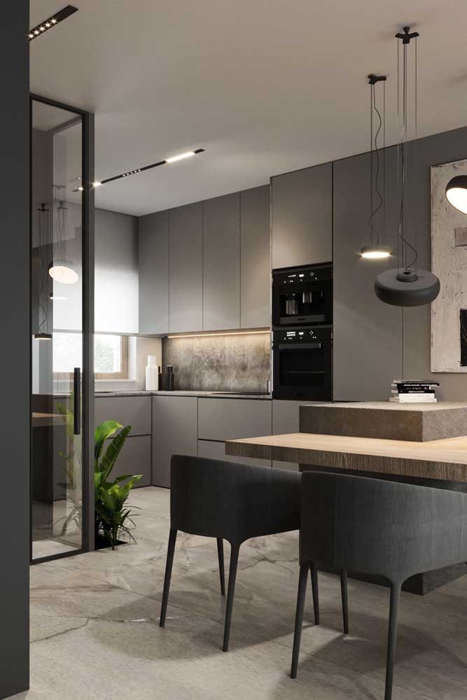 Cozinha cinza e moderna com persiana branca de rolo.