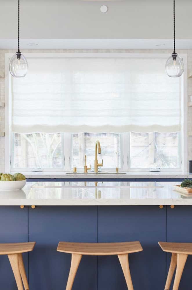 Cortina branca para cozinha com móveis na cor azul marinho.