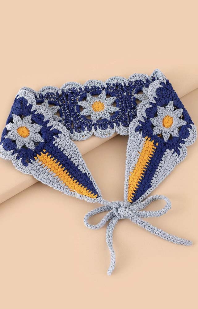 Acessório de moda de crochê com desenho de flores.