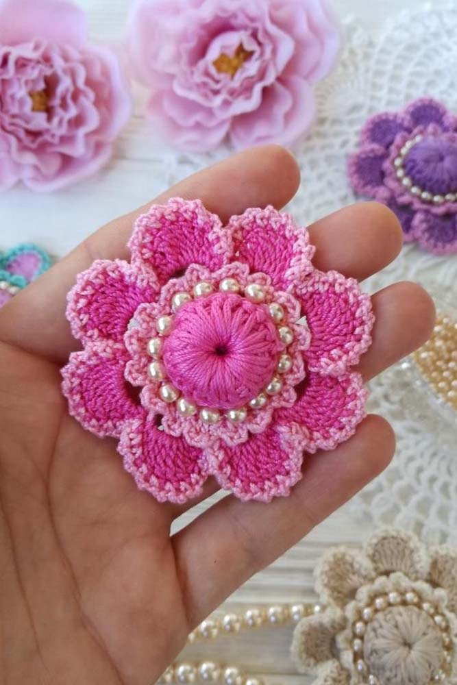 As pérolas também são um ótimo complemento para as suas flores de crochê.