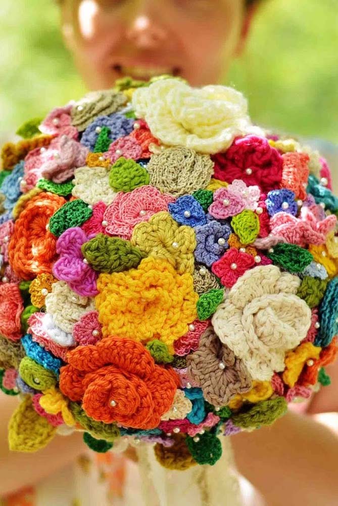 Buquê grande com dezenas de flores de crochê.