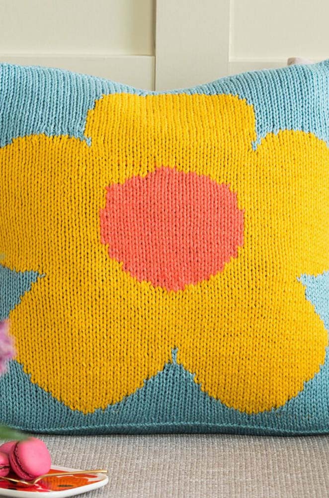 Capa de almofada de crochê com uma flor gigante.