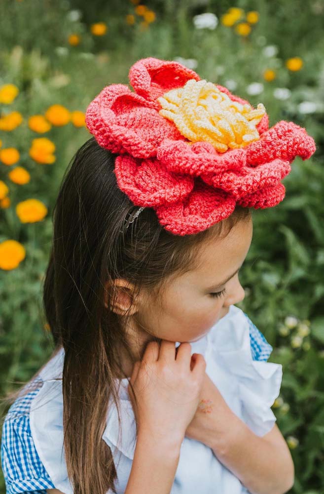 Coroa infantil com flor gigante de crochê, já pensou em uma arte dessas?
