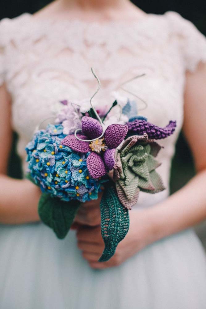 Buquê para casamento com belíssimas flores de crochê.