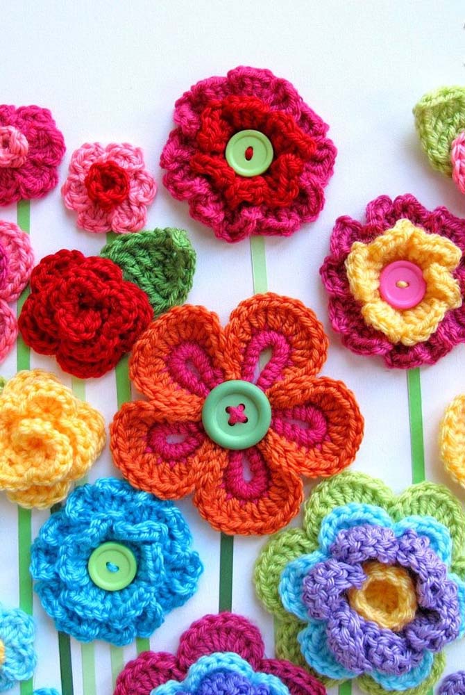 Mix de flores de crochê: diferentes cores e diferentes tamanhos.