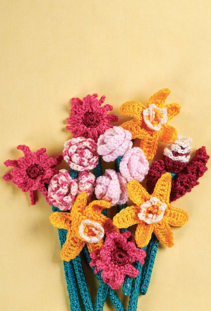 Charmosa e linda combinação de diferentes estilos de flores de crochê.