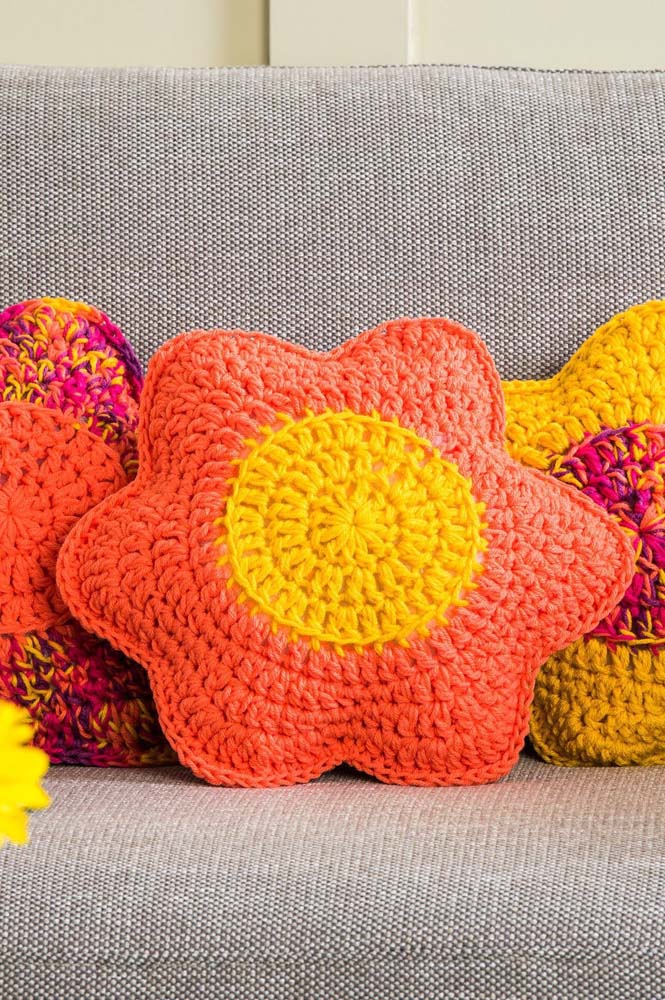 No formato gigante, a flor de crochê também pode ser usada em belas almofadas.