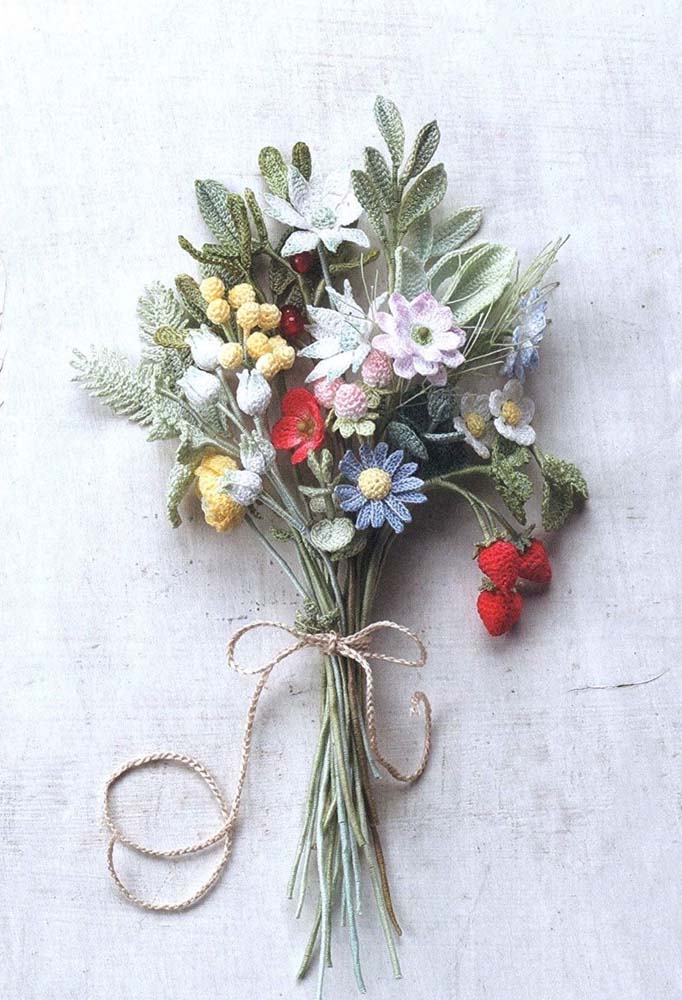 Combinação de diferentes flores com folhas de crochê.