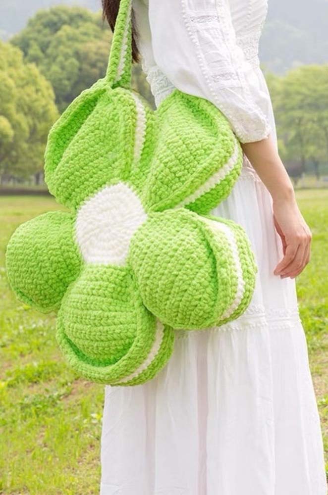 E que tal uma bolsa de crochê em formato de flor?