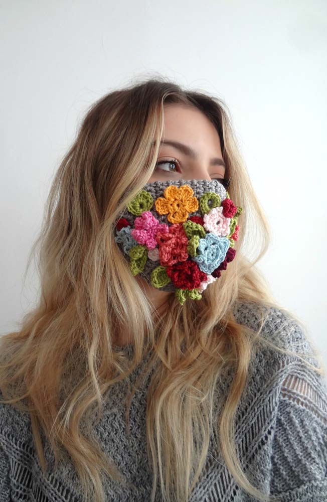 Máscara de crochê com flores por toda a parte!