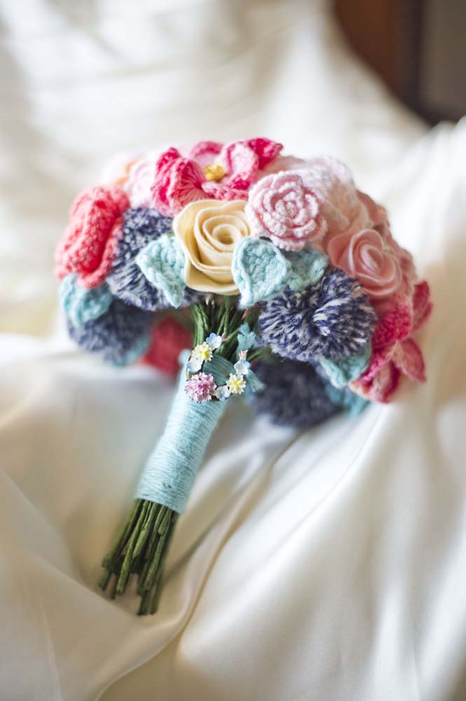 Outro belíssimo buquê com excelente seleção de trabalhos de flores de crochê.