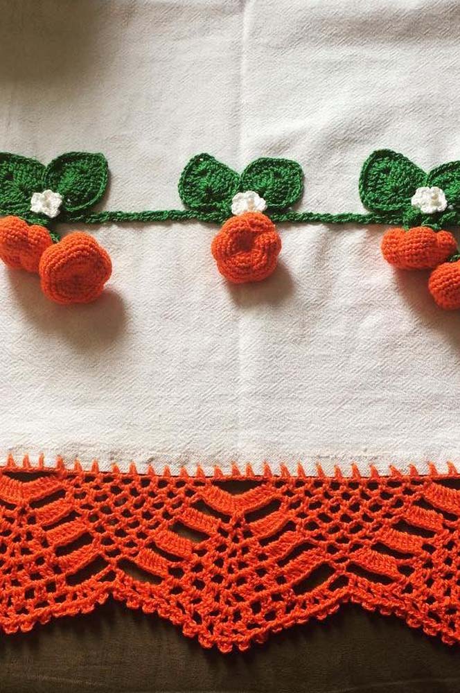 Bico de crochê laranja para uma peça que também leva lindas laranjas sobre o tecido.