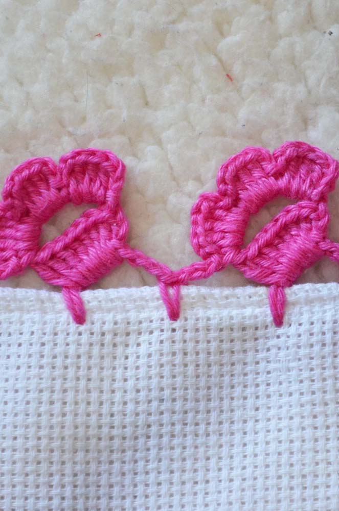 Detalhe do bico de crochê com barbante cor de rosa!