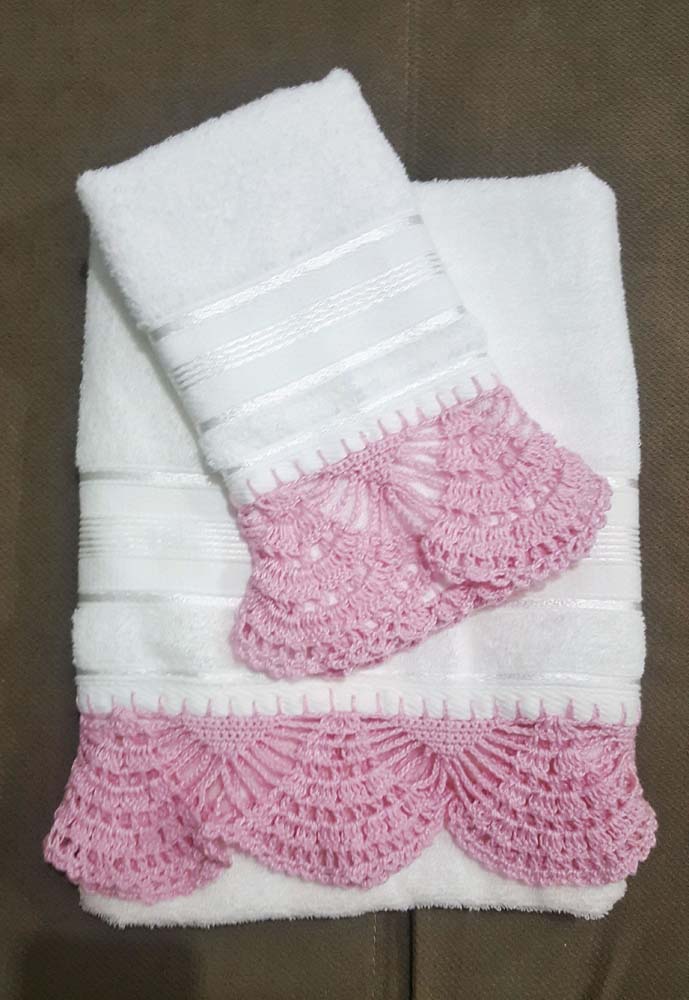 Barrado de crochê cheio de detalhes na cor rosa para dar vida as toalhas brancas