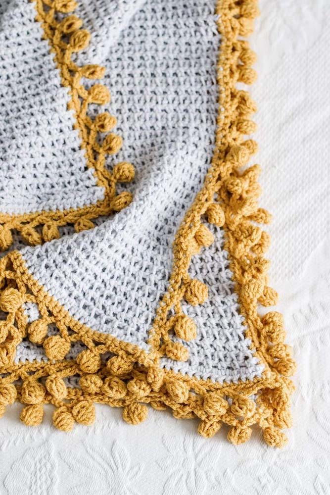 Bico de crochê amarelo com desenho charmoso para peça artesanal de crochê com barbante neutro.