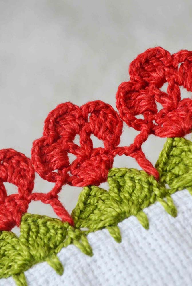 Detalhe aproximado do bico de crochê com barbante verde e vermelho!
