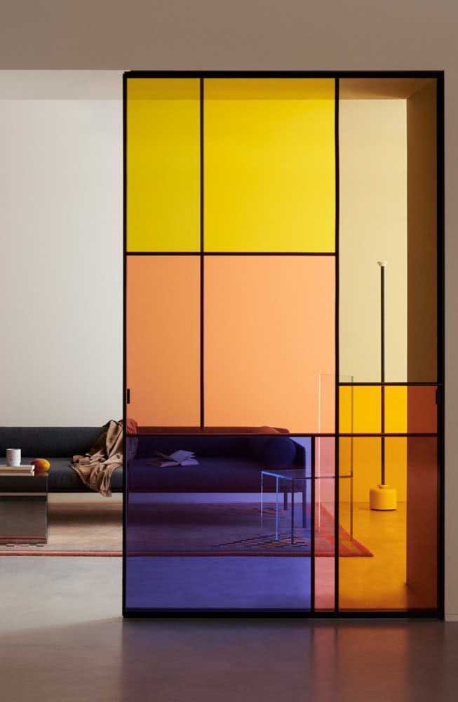 Já a divisória de vidro colorido é uma obra de arte no quarto