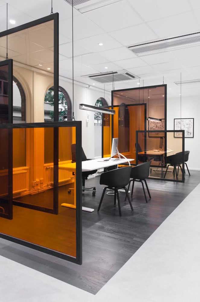 Design, funcionalidade e conforto nas divisórias de vidro colorido do escritório 