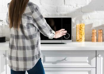 Microondas não esquenta: principais causas e como solucionar?