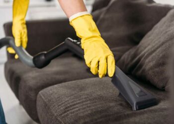 Higienização de sofá: o que é, importância, cuidados e como fazer?