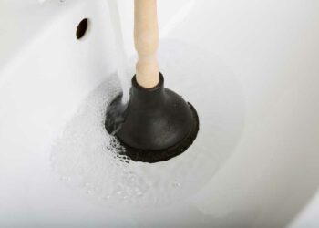 Como desentupir ralo: 8 métodos eficazes com passo a passo