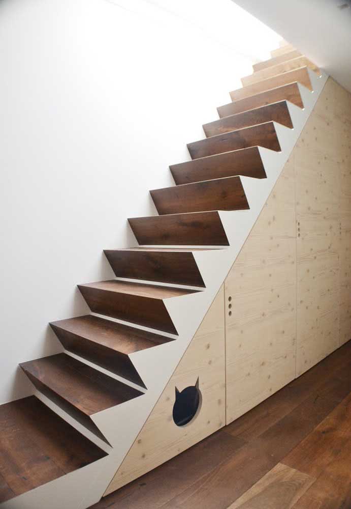 Casinha para gato criativa e que ainda aproveita o espaço embaixo da escada