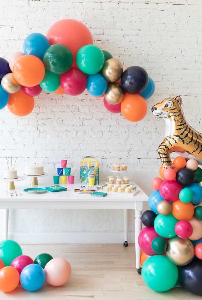 Decoração com balões coloridos em uma mesa super simples para a festa com o tema.