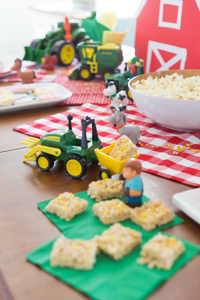 Procure por brinquedos relacionados ao tema fazenda para decorar a sua festa.
