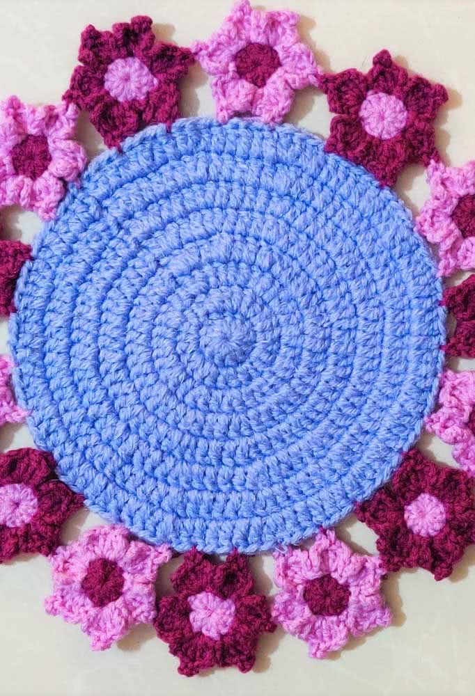 Que tal usar duas cores para preparar as suas peças? Esta aqui foi feita com o centro azul e a borda com flores rosas.