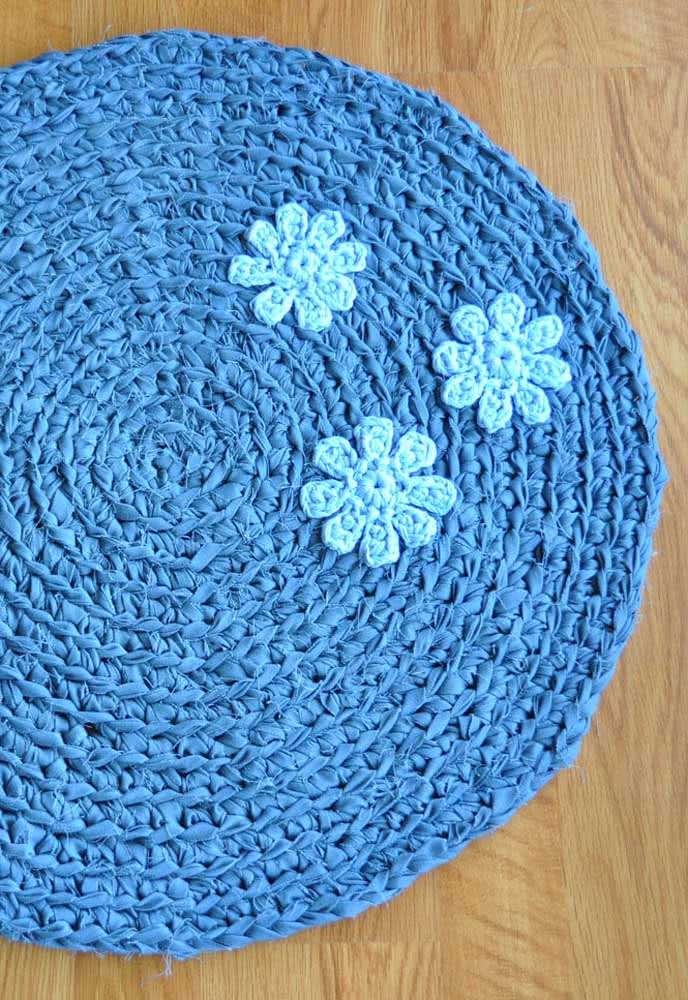Tapete azul redondo com flores de crochê: você pode usá-las para enfeitar qualquer peça!