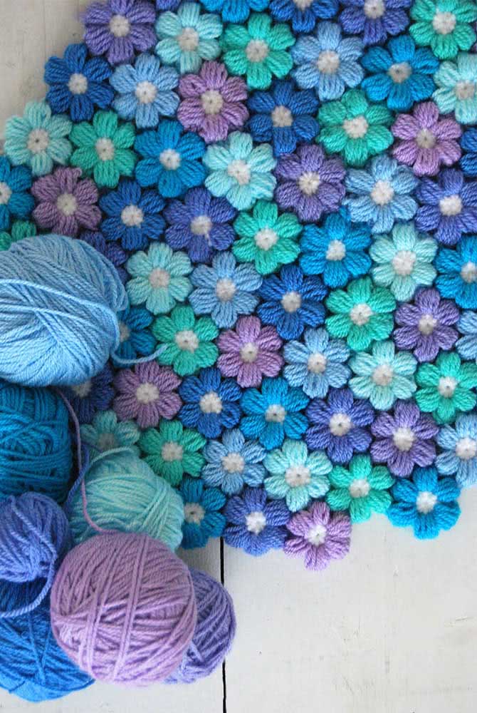 Mix de flores azuis com diferentes tonalidades espalhadas por toda a peça.