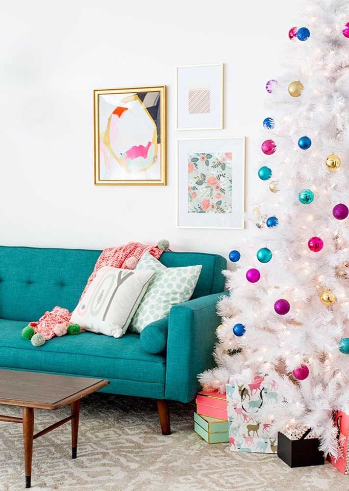 Sala cheia de estilo com árvore de Natal alta.