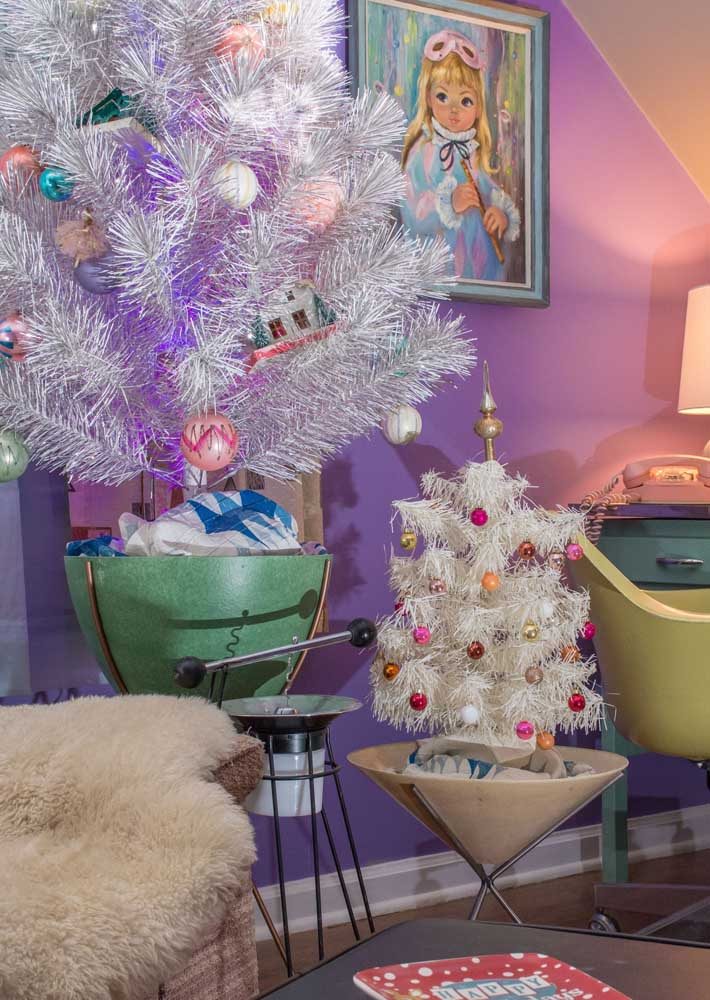 Dupla de árvores de Natal brancas: cada uma com o seu estilo de bolas e decoração.